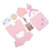 Cesta de Presentes para Chá de Bebê Incluindo Roupas Boneca Fofa Brinquedo de Chocalho de Madeira Babadores Divertidos Meias Cartão de Cumprimentos Conjunto de Presentes para Recém-nascidos Rosa