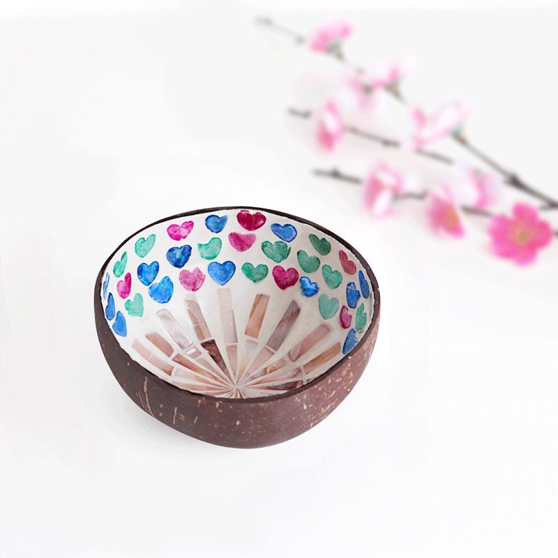 Ručně malovaná miska z kokosové skořápky: Design mušle pro úložný prostor na klíče ve vstupní hale nebo pro servírování salátu