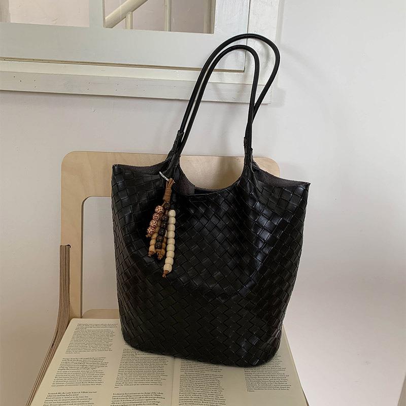 Niche woven pattern hand carrying bucket bag women's new large-capacity commuting shoulder underarm mother and child bag
