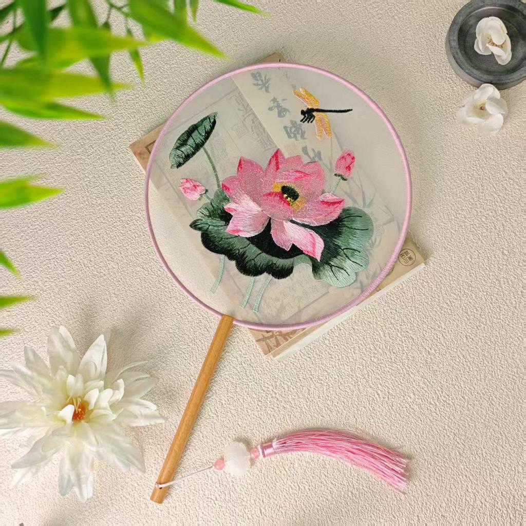 Klassischer doppelseitig bestickter Pfauenfächer - Traditionelles rundes Suzhou Hanfu Tanzaccessoire