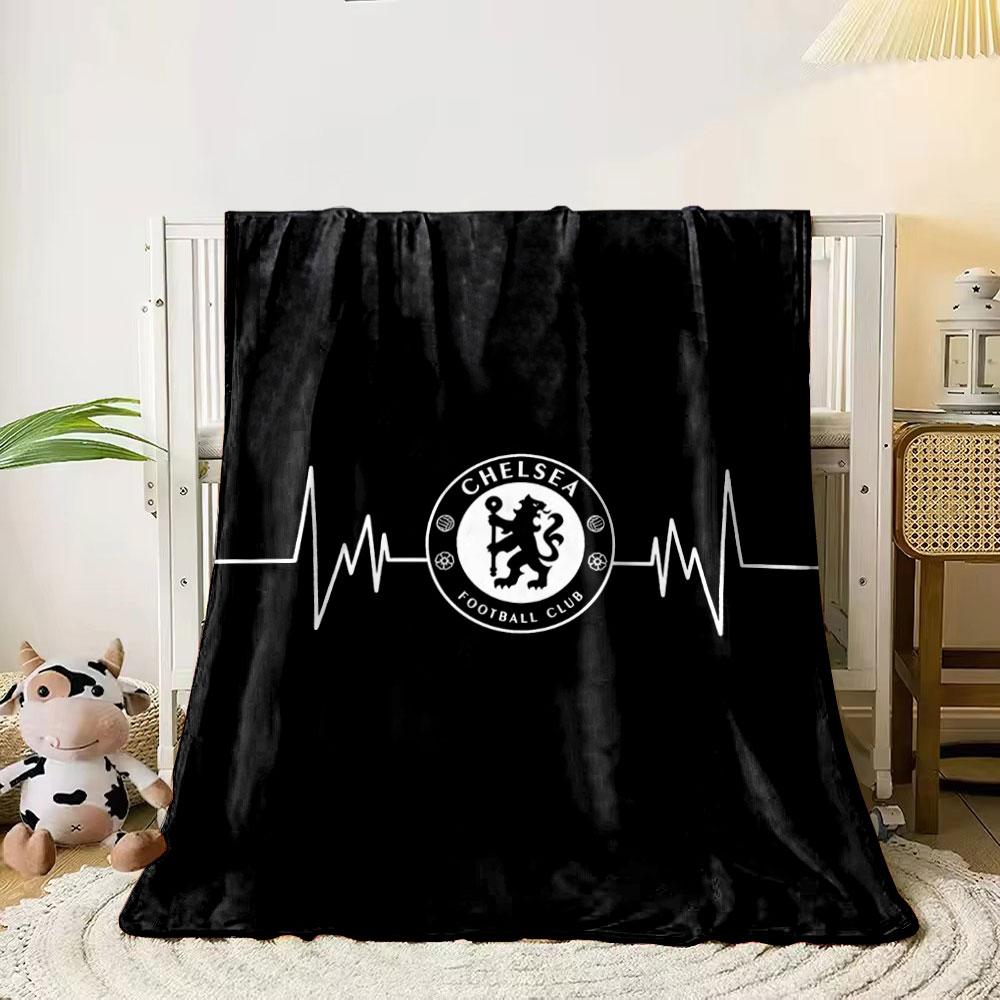 Logo Chelsea FC wyśrodkowane w linii przypominającej zapis EKG na czarnym tle. koc na wszystkie pory roku narzuta na drzemkę prezent