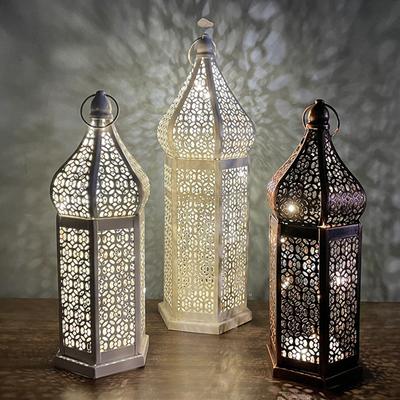 LED větrná lampa Dekorativní marocký styl LED železná lucerna s dutým vzorem pro romantickou dekoraci pokoje