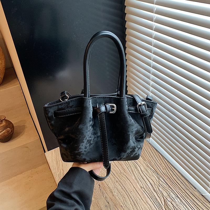 

Premium pleated handbag women s new casual versatile shoulder messenger bag commuter bucket bag