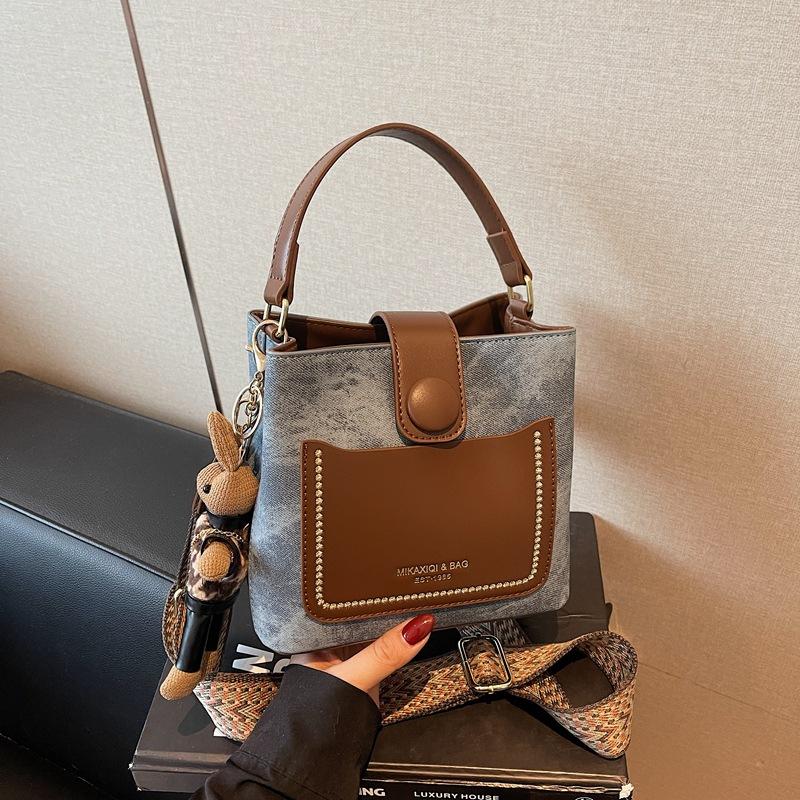 Hand Bag Women's 2025 New Trendy Autumn and Winter Popular Fashion Shoulder Bag High-end Commuter Messenger Bucket Bag
