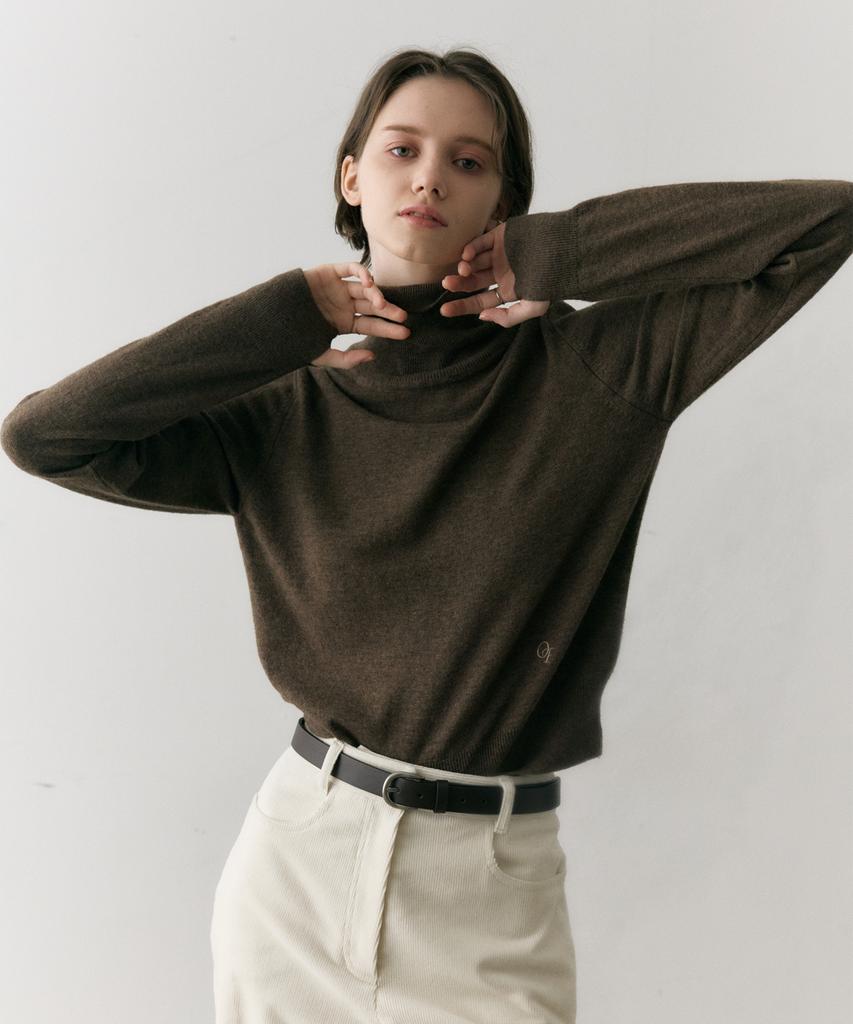 OSTKAKA Essential Turtleneck Pullover Mocha Brown