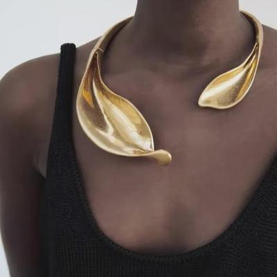 Collana con fiore in foglia d'oro — Stile europeo e americano, alta moda, design aperto esagerato