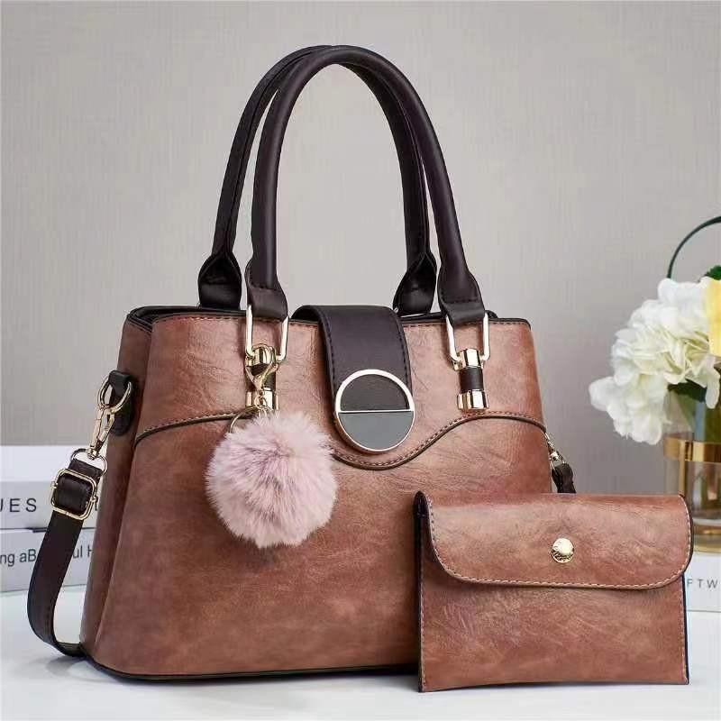 Stylish And Practical Large Capacity Tote Bag For Women With Chain And Lock Closure In Black