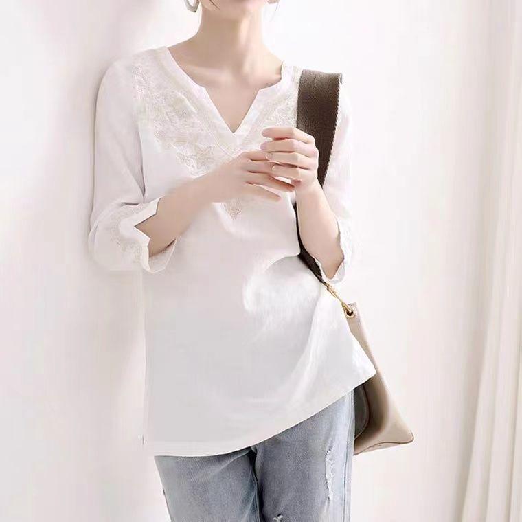 V-Ausschnitt-Shirt für Damen, exquisite handgefertigte, strapazierfähige Blumenstickerei, lockere Passform, mittellanger, gebogener Kragen, weißes T-Shirt mit 7-Zoll-Ärmeln