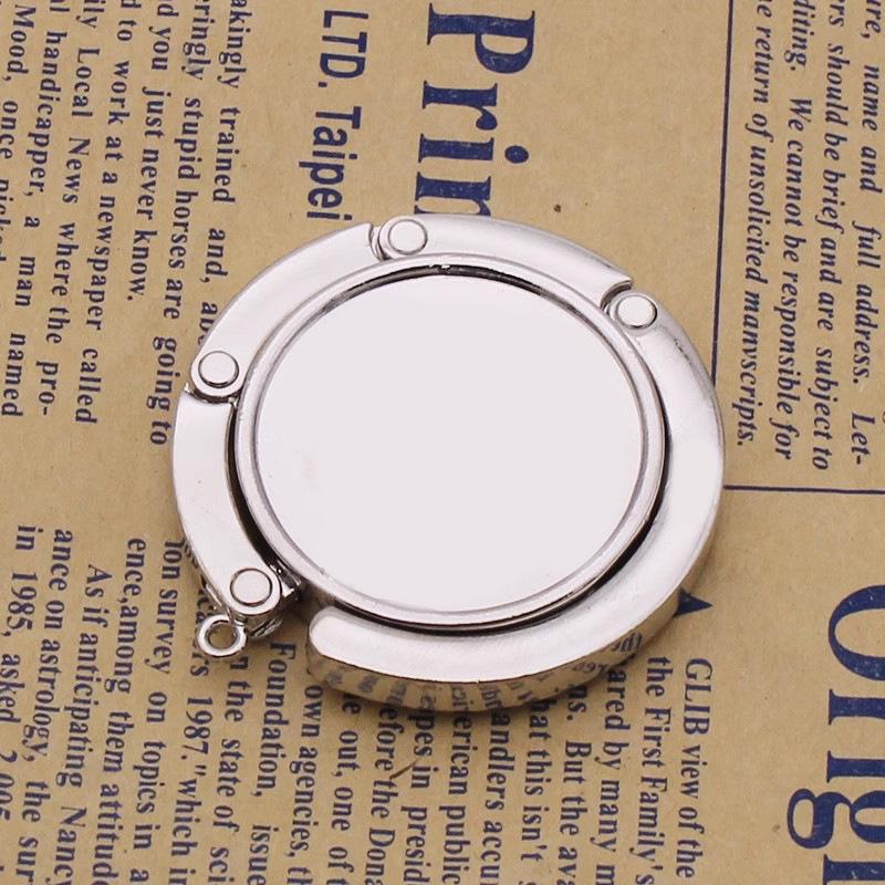 

Портативный складной крючок для сумки - Креативный круглый металлический сувенир