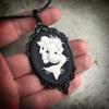 Viktorianisch Schwarz Geometrisch Oval Spitze Weiß Rose Totenkopf Meerjungfrau Schmetterling Cameo Anhänger Halskette für Damen Halloween Schmuck
