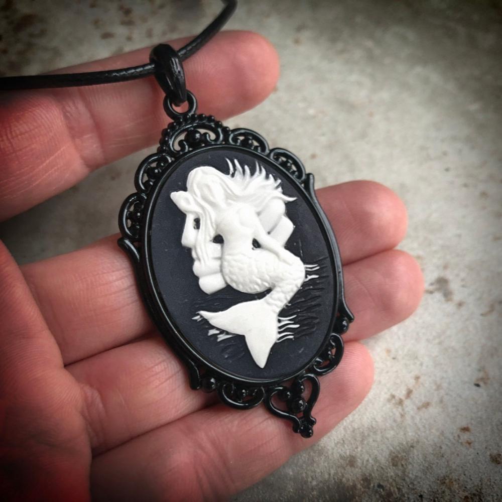 Viktorianisch Schwarz Geometrisch Oval Spitze Weiß Rose Totenkopf Meerjungfrau Schmetterling Cameo Anhänger Halskette für Damen Halloween Schmuck