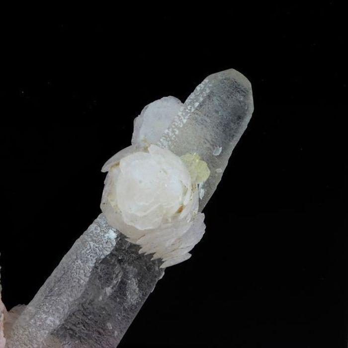 Pierres et Minéraux. Mangano Calcite + Quartz. 317.0 ct. Inner Mongolia, Chine.