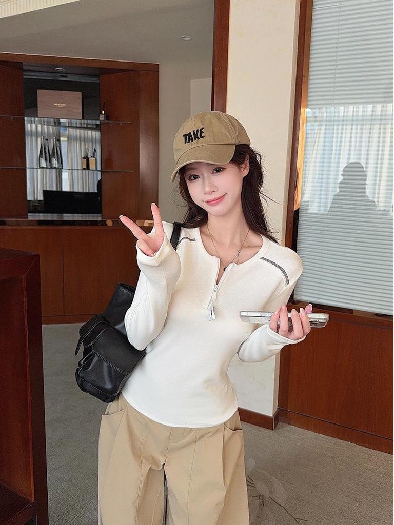 Stylish Korean Slim-Fit Half-Zip Long-Sleeve Top: Trendy, Figure-Flattering, Versatile Autumn/Winter Base Layer.