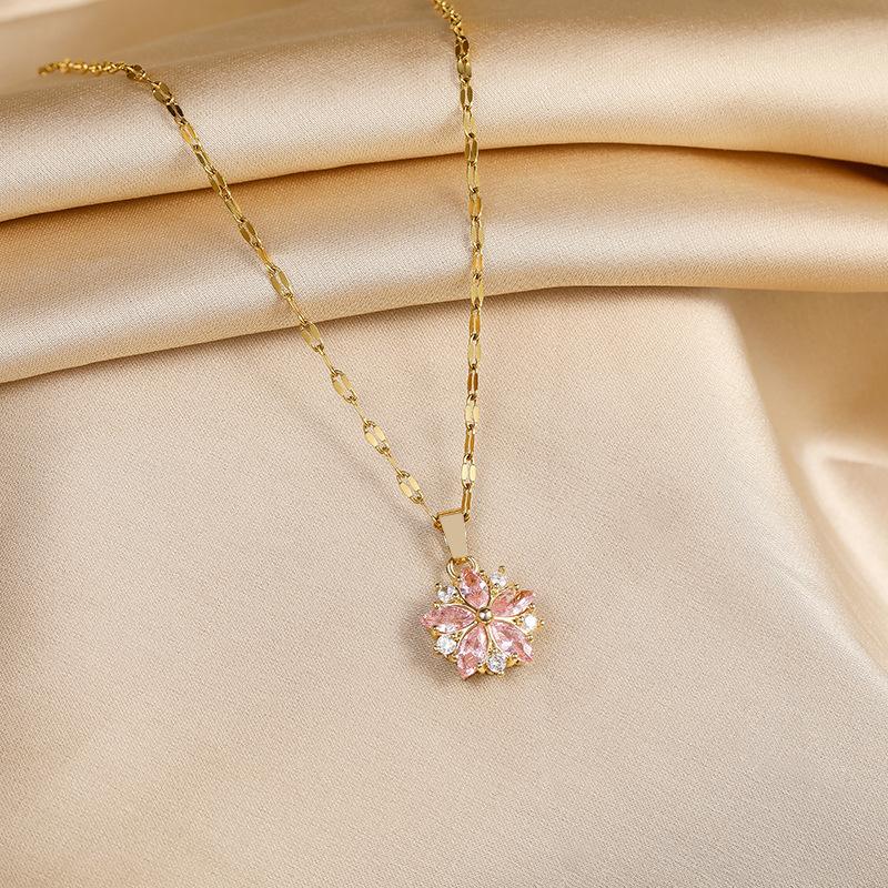Collier Pendentif Fleur de Cerisier Douce, Conçu avec un Cœur de Jeune Fille, Accessoire de Cou Polyvalent et Élégant, Bijou Tendance pour les Rendez-vous Quotidiens.