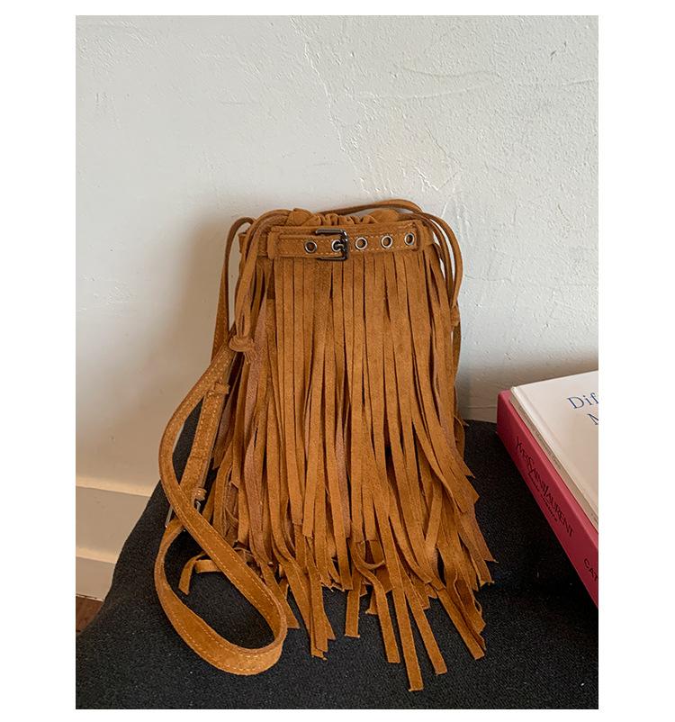 Женская сумка-мессенджер с кисточкой из замши новая коллекция 2025 ретро нишевый дизайн сумка для мобильного телефона повседневная сумка через плечо для коричневый 2980₽