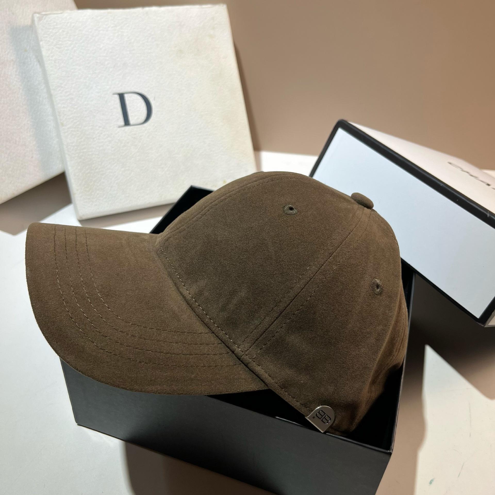 

Guangzhou High-Quality Matte Leather Baseball Cap Simple Flip Fur Solid Color Versatile Premium Cap Adjustable темно-коричневого кольору