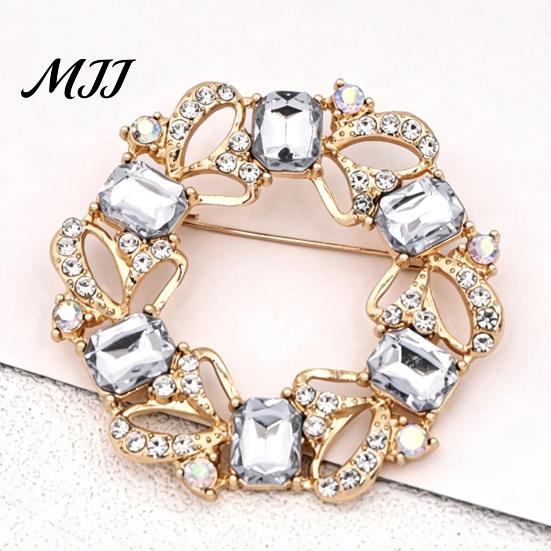 Elegant Shirt Pin Women Rhinestone Hollow Wreath Brooch, Dainty Decorative Badge Sturdy Metal Brooch Pin, Sweater Cardigan Coat Dress Jewelry