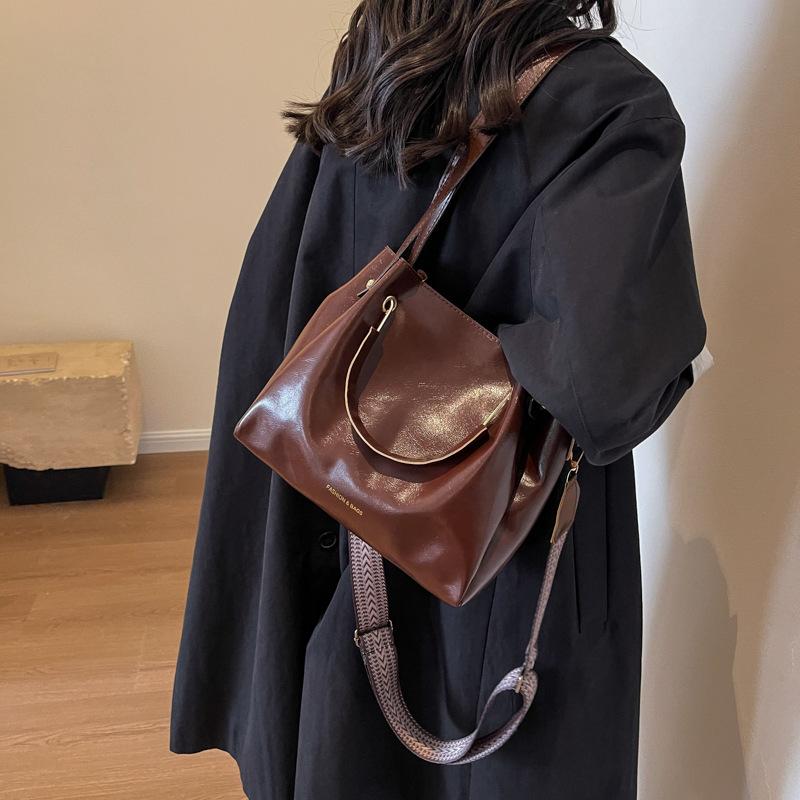 Korean version of fashionable large-capacity handbag women's 2025 new winter leisure commuting shoulder bag foreign style messenger bag