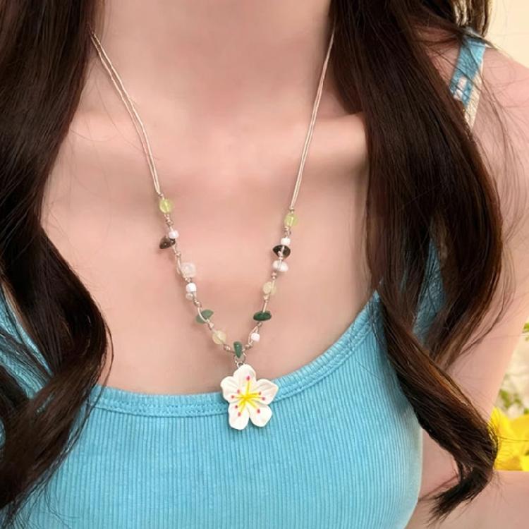 Adorable Flower Pendant Necklace Colorful Plastic Resin Beads Neckchain Fun And Feminine Fashion Accessory