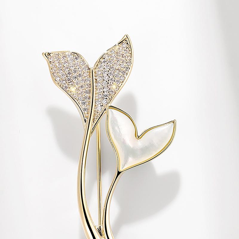 Bo Xin Yun Elegant Zirconia and Natural Seawater Shell Fish Tail Brooch