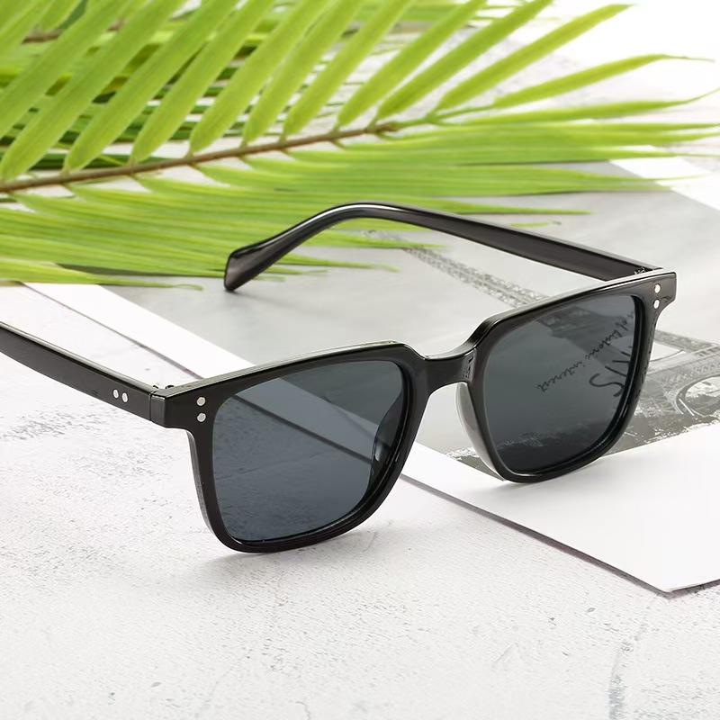 New Designer Square Sunglasses Women Men Ocean Color Shades Sun Glasses Female Fashion Rectangle Rivet Glasses