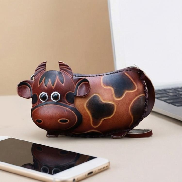 Praktische zweifarbige Leder Schlüsselanhänger Tasche Zubehör Gestaltet Mit Cartoon Rinderfigur Und Kratzfester Auskleidung