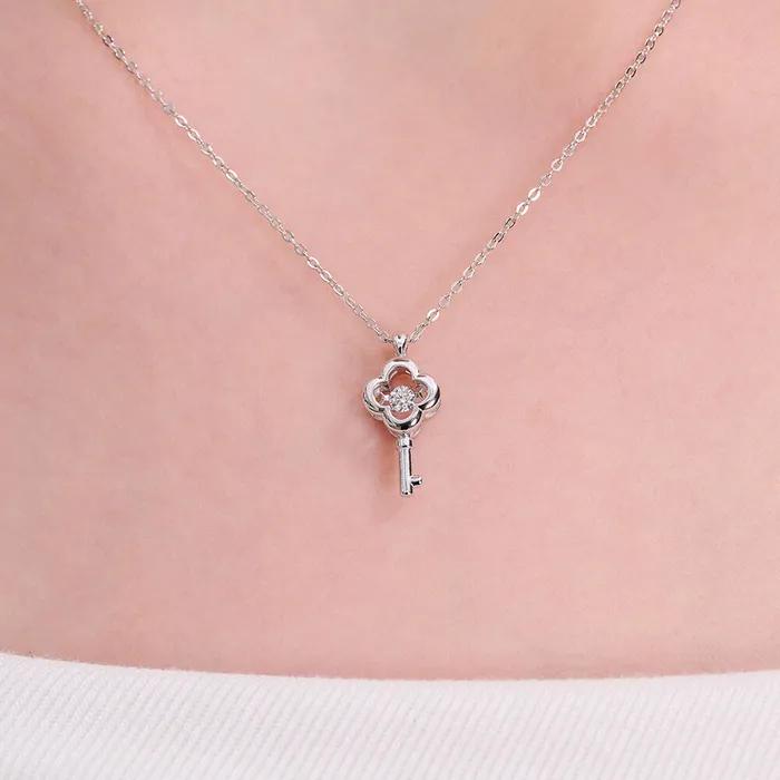 Silver Clover Petit Étoile (Dancing Jewelry) Necklace RA25D32N