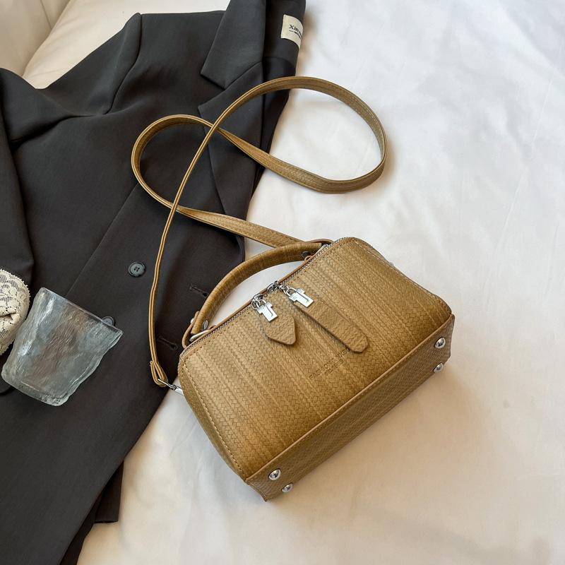 High-end Niche Bag Women's Autumn and Winter Retro New Fashion Messenger Bag Portable Pillow Bag