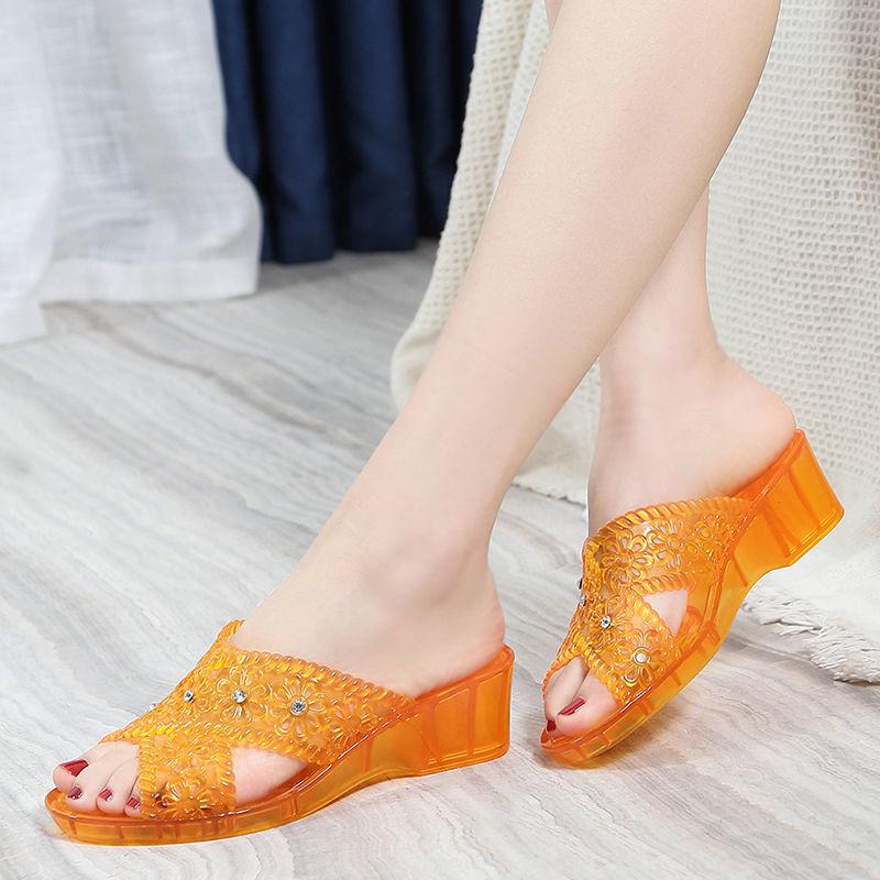 Anti Slip Slope and Crystal Jelly Thick Soled High-heeled Sandals for Women's Summer Outdoor Wear Fashionable and Versatile Transparent One-piece Mop