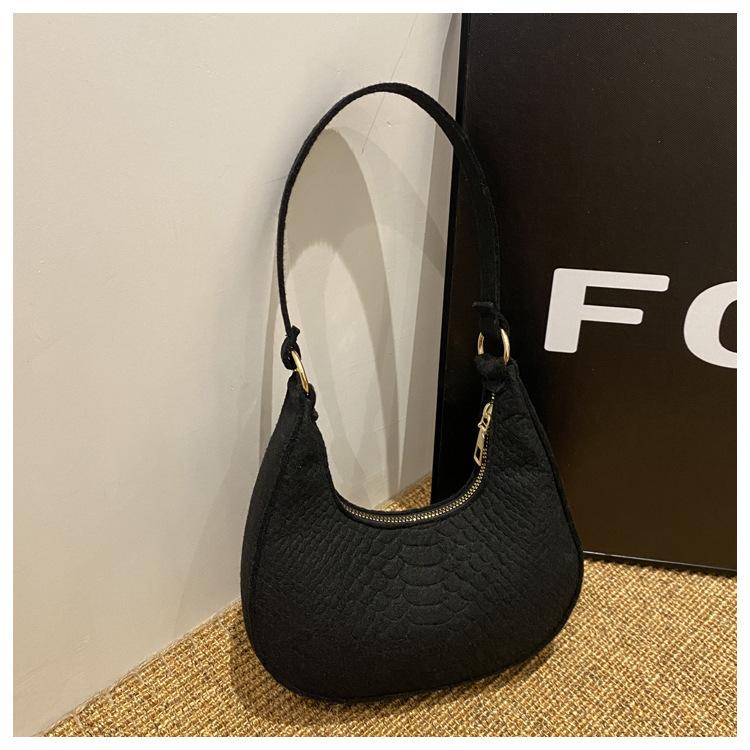 

Фетровая ткань модный темперамент модный 2024 новый иностранный стиль однотонная текстура повседневная портативная сумка через плечо в форме полумесяца чёрный