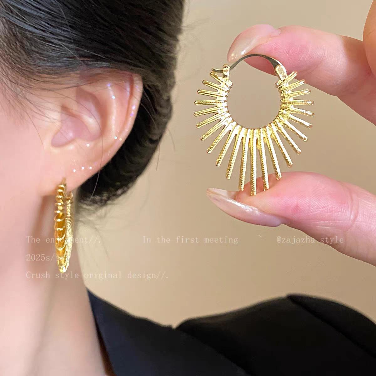 European and American exaggerated line peach heart ear buckle earrings personalized earrings 2025