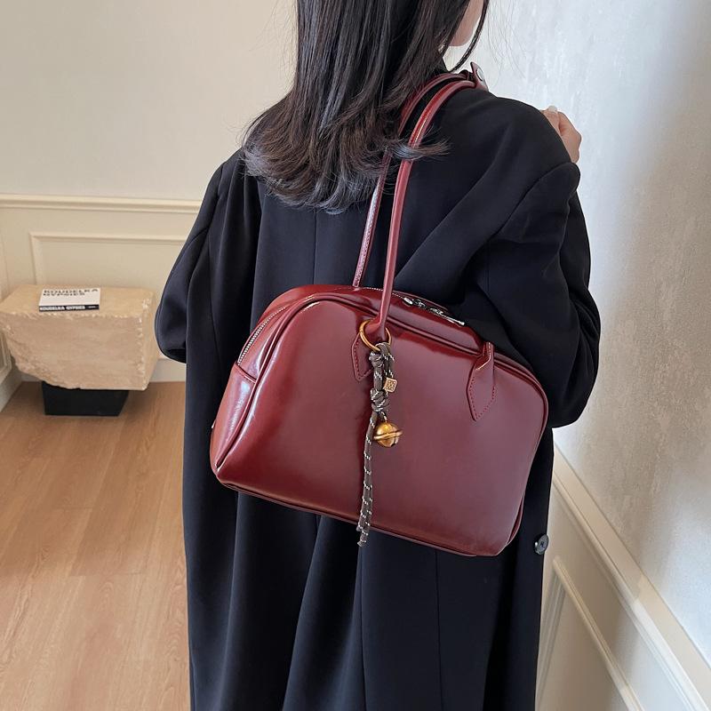 Large capacity bag women's 2025 new fashion high sense retro shoulder bag commuter versatile pillow bag big bag