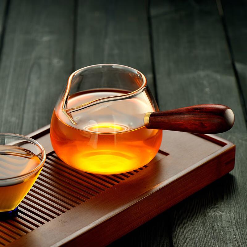 

Lu Feng Lai Glass Fair Cup with Wooden Handle