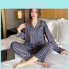 Stilvolles Damen-Schlafanzugset aus gestreiftem Baumwollmischgewebe für Lounge und Hotel.