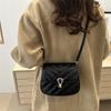 2025 Winter New Xiaoxiangfeng Light Luxury Diamond Square Bag Personalized High Value Niche Design Shoulder Messenger Bag