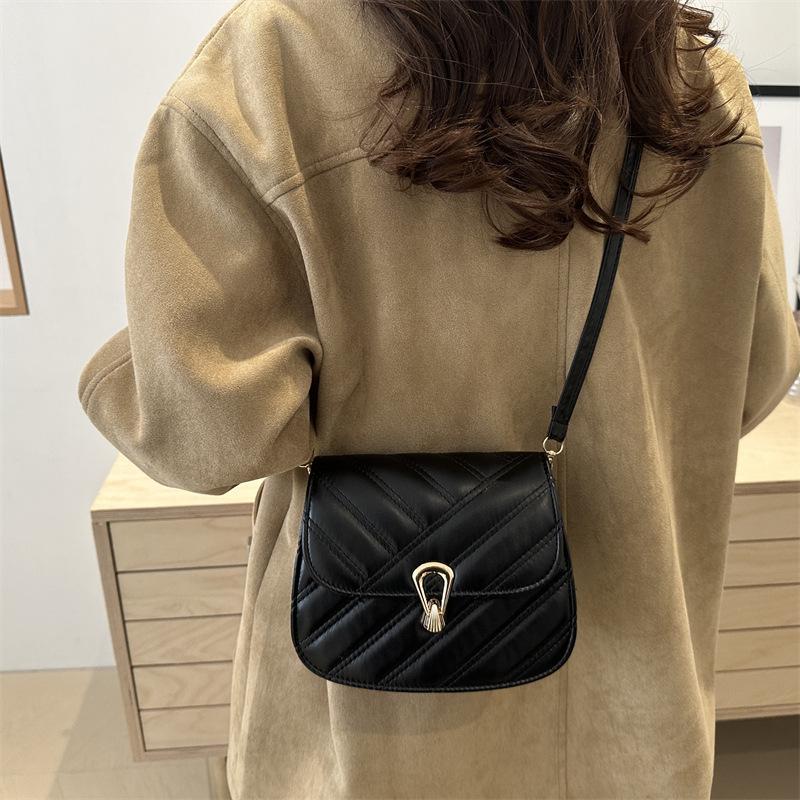 2025 Winter New Xiaoxiangfeng Light Luxury Diamond Square Bag Personalized High Value Niche Design Shoulder Messenger Bag