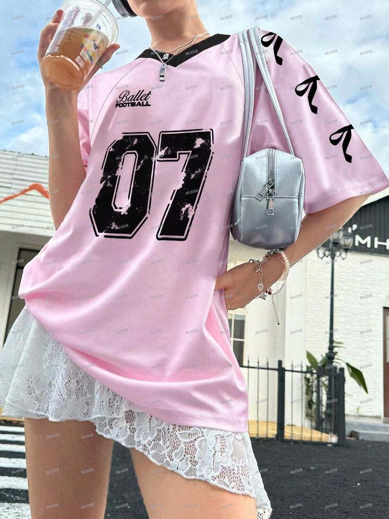 Maglietta da donna a maniche corte con scollo a V e stampa di lettere, maglietta grafica estiva, maglietta sportiva oversize, maglietta da calcio