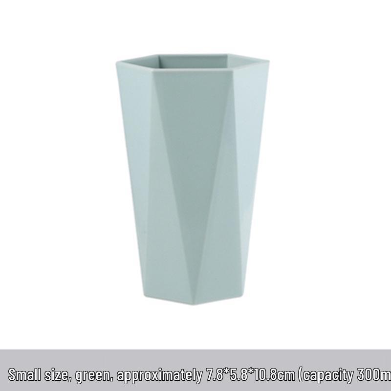 Nordische Farbwäschebecher: Stilischer und einfacher Kunststoff-Zahnputzbecher und Mundspülbehälter für den Heimgebrauch.