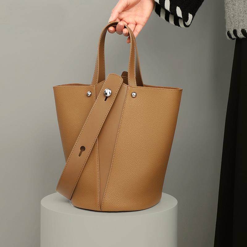 

Bucket bag 2025 spring and summer new portable women s bag premium feeling armpit bag commuter vegetable basket shoulder bag коричневый