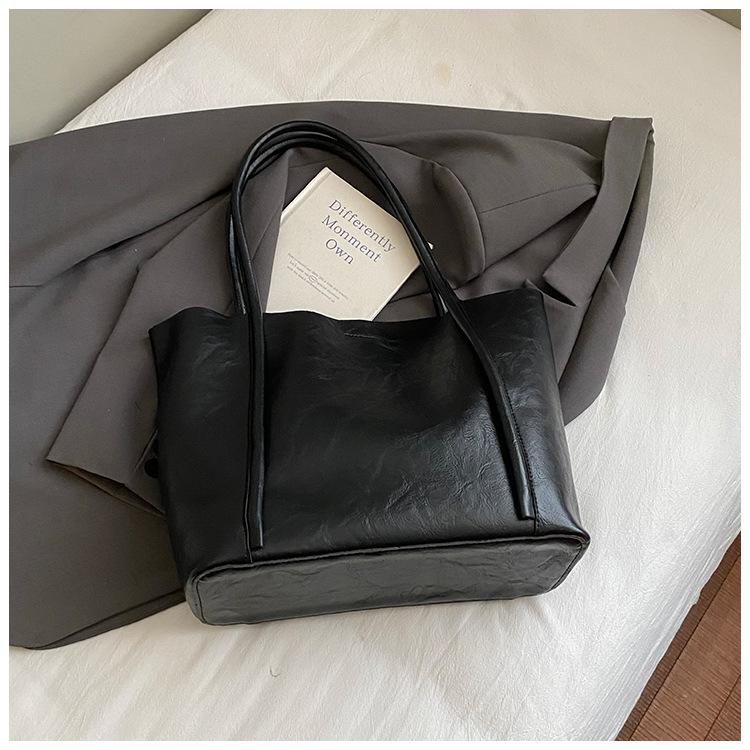 

A Trendy and Stylish Hand-held Bucket Bag, A Retro and Simple Single-shoulder Bag without pendant