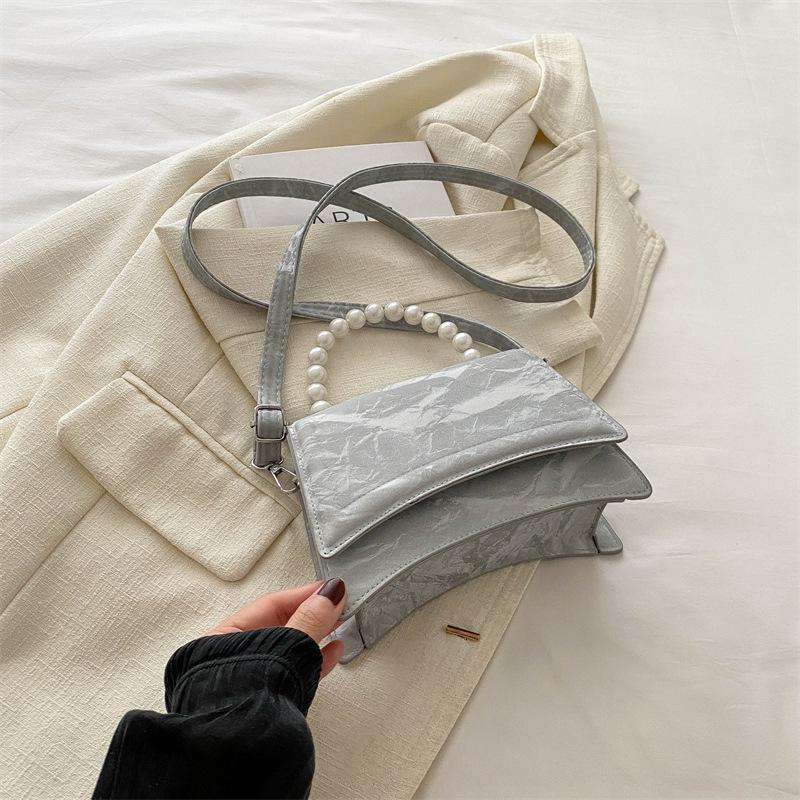 

Мода 2025 лето новый модный дизайн на одно плечо через плечо зарубежный стиль однотонный ретро свежий жемчуг портативный через плечо серебряный