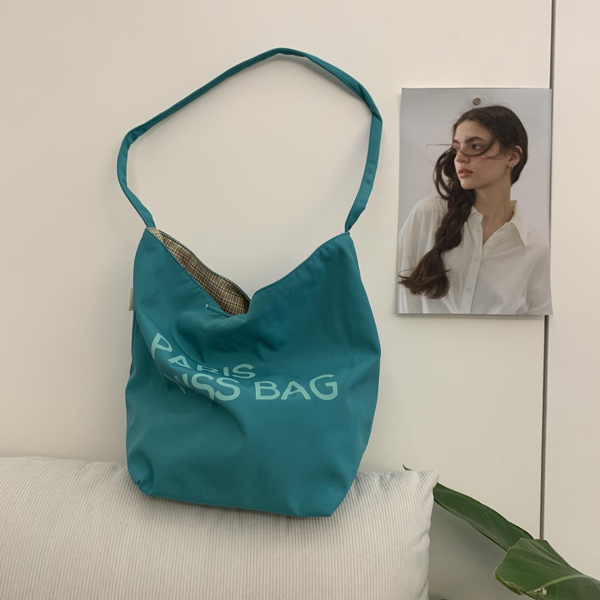 

2025 Новое поступление Женская сумка-тоут из полиэстера с буквенным принтом Большая вместительная легкая сумка через плечо, универсальная повседневная сумка на весну и лето