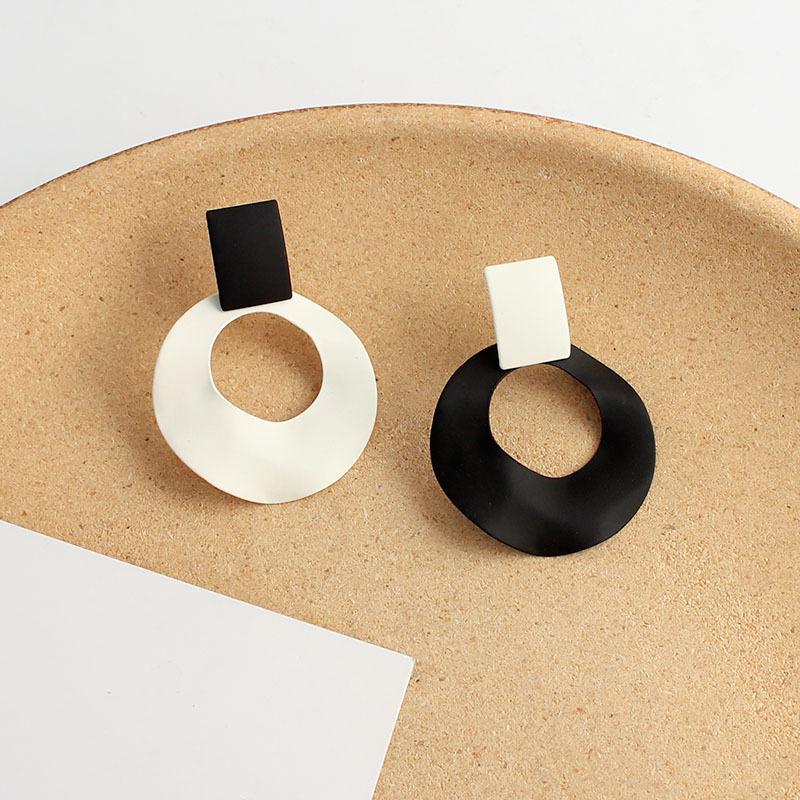 New Fashion Black White Mixed Colors Asymmetric Circle Hanging Earrings Women Hollow Round Pendant Eardrop Simple Zircon