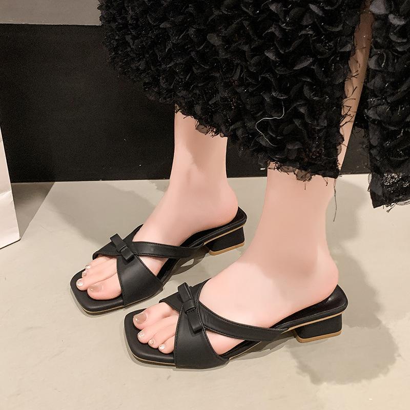 New square-headed open-toed cool slippers for women are beautiful, and thick-heeled slippers are worn outside the back of the bow.