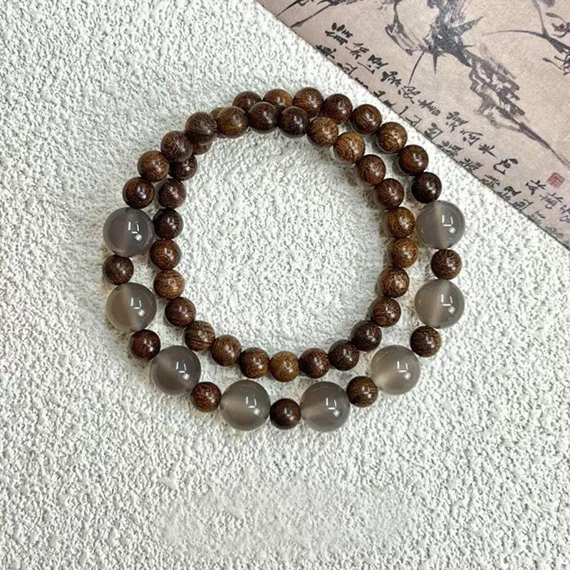 Drunk lime cat lime bracelet before the flower, cat paw holding high-value bracelet, female hand twisting finger soft bracelet.