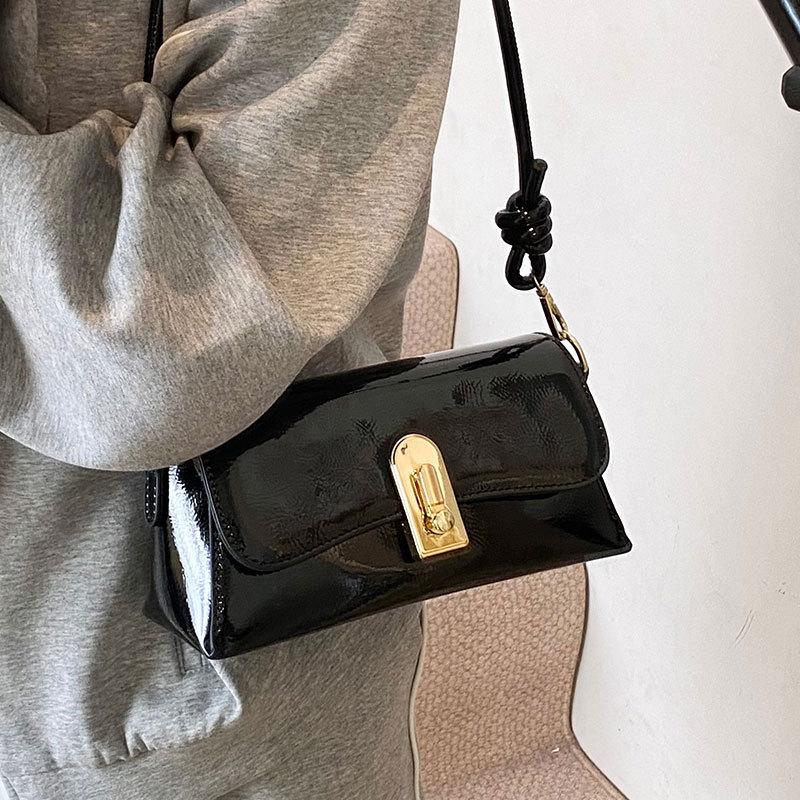 This year, Korean simple commuter style women's temperament small square bag high sense casual versatile fashion messenger bag is popular.