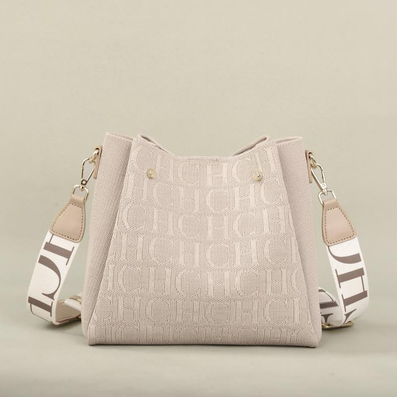 

New trendy fashion women s messenger bag large capacity versatile commuter women s flying woven craft shoulder bag Length 25cm, width 13.5cm, height 23cm