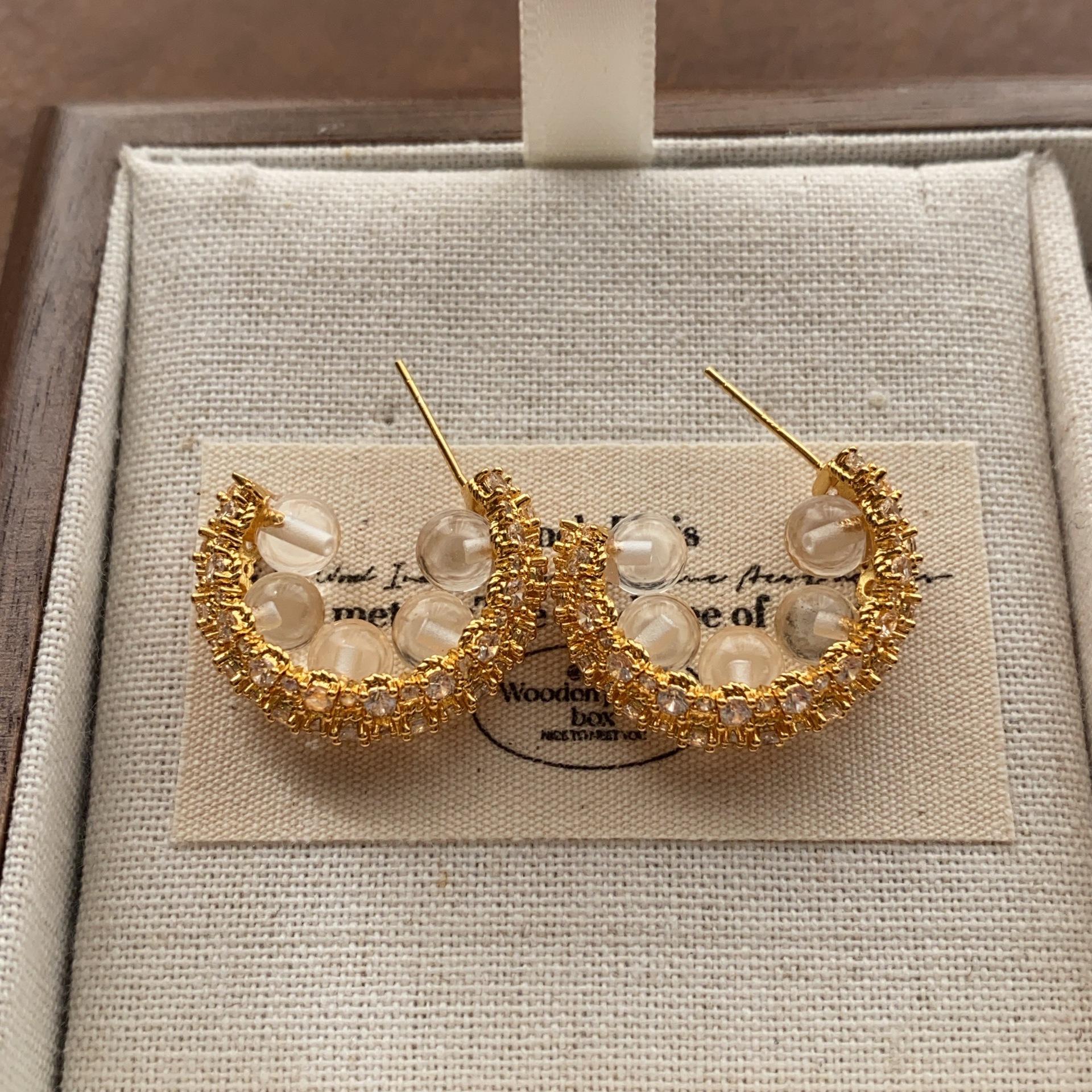 

Shining C-shaped full zircon earrings, natural round beads, retro exquisite earrings, high-end fashion, oriental aesthetic earrings.