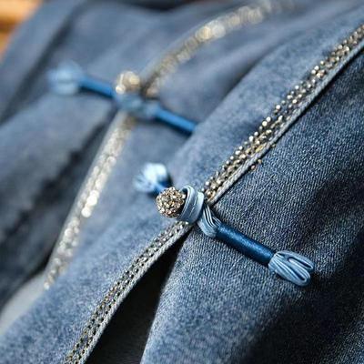 Schlagjeans im Retro-Chinesischen Stil mit Strasssteinen und Schlitz – Slim Fit Damenmode-Trend