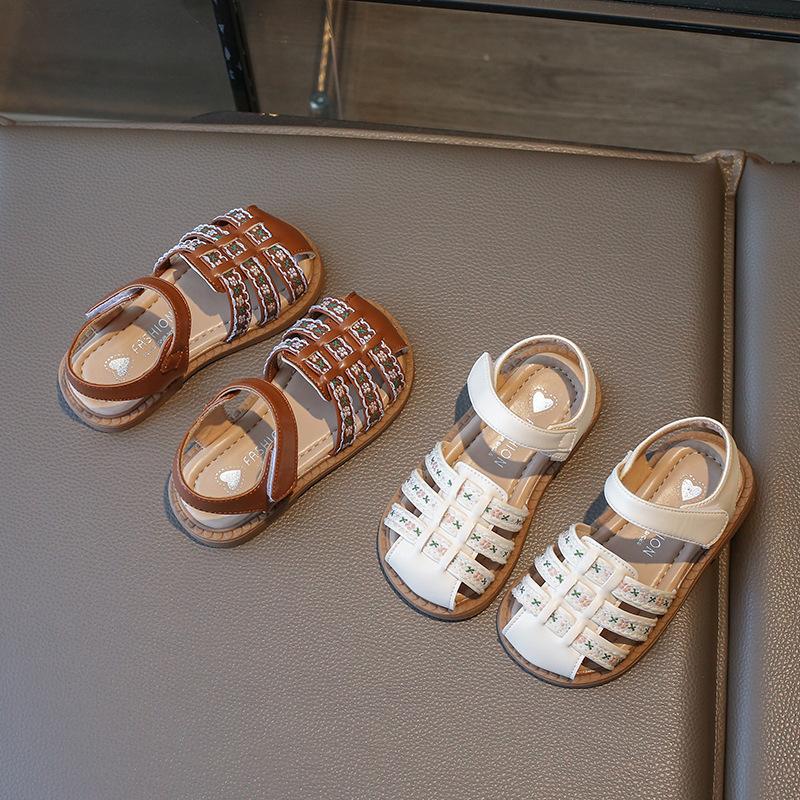 2026New style sandals for girls, solid color casual baby shoes, children's comfortable beach shoes, closed-toe breathable sandals